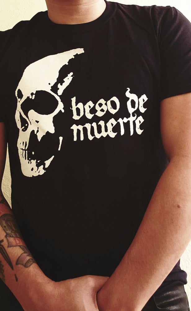 Beso De Muerte tee